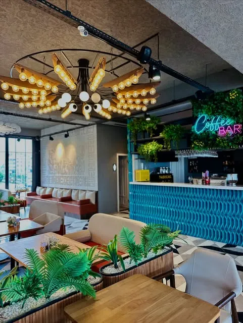 Rozart'ın tasarladığı cafe: ahşap tavan, sarkıt aydınlatma, yeşil duvar ve mavi kaplamalı bar